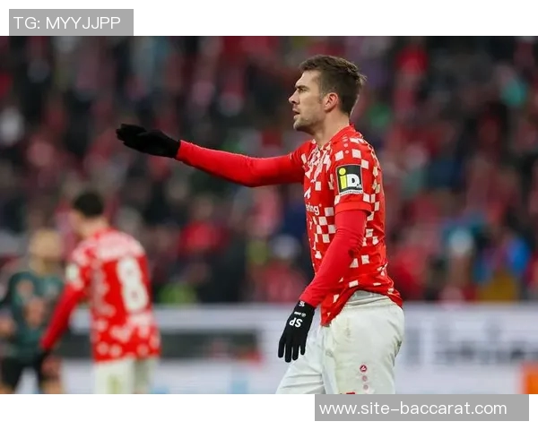 拜仁海报热身美因茨之战阿方索戴维斯独自亮相展现风采