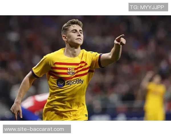 格子晒照背景巴萨球员瘫倒引热议配文直言这张照片实在太狠了